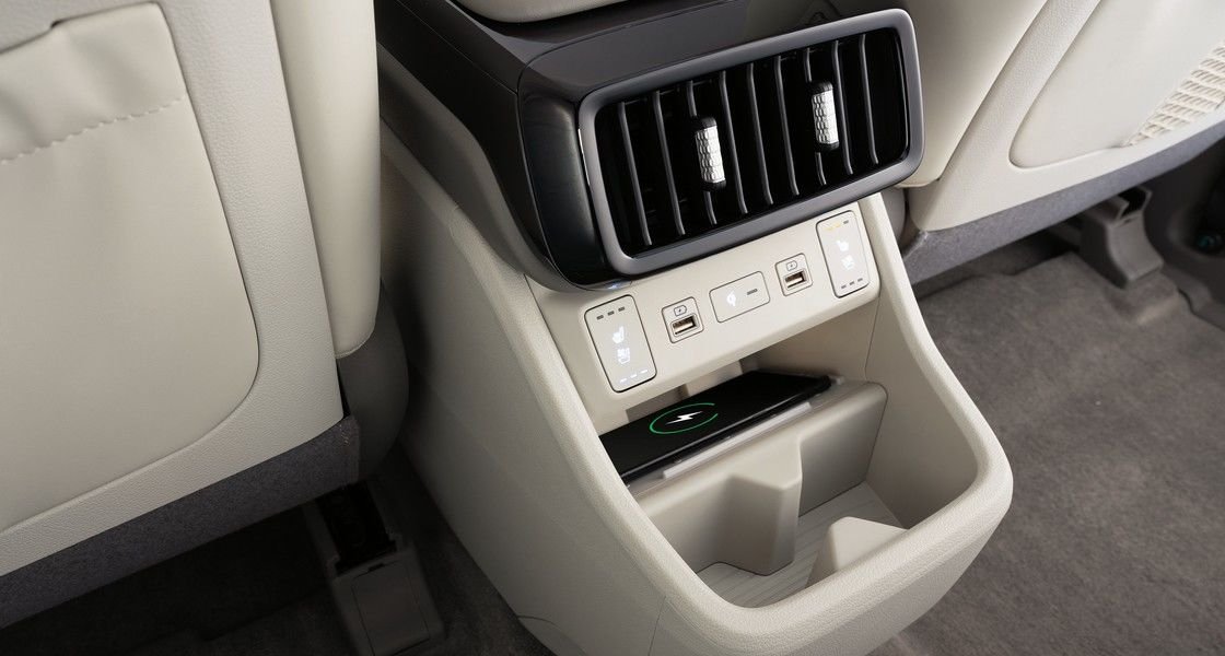 Беспроводное зарядное устройство для задних пассажиров