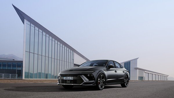 Жақсартылған аэродинамикаға аса назар аудара отырып, спорттық стильде жасалған алдыңғы және артқы ба